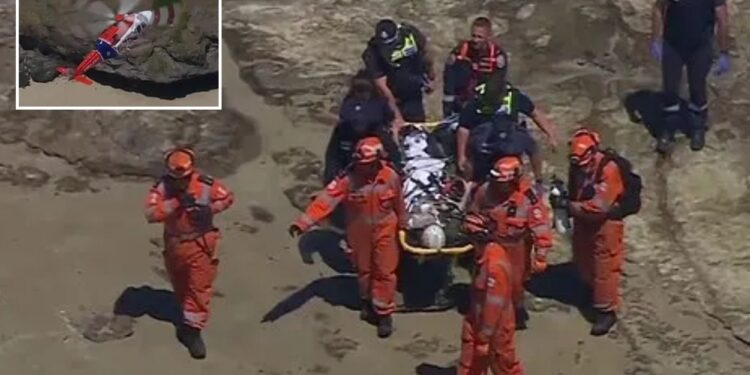 Un collage de imágenes que contiene 2 imágenes. La imagen 1 muestra al personal de emergencia llevando a una mujer herida en una camilla sobre un terreno rocoso. La imagen 2 muestra una vista aérea de un helicóptero rojo y blanco sobre una playa de arena y un acantilado rocoso.
