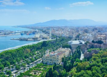 Un collage de imágenes que contiene 1 imágenes. La imagen 1 muestra el paisaje urbano de Málaga, España.