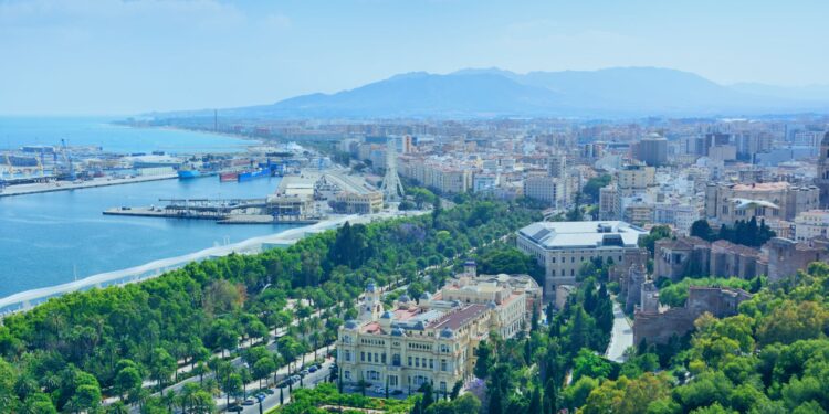 Un collage de imágenes que contiene 1 imágenes. La imagen 1 muestra el paisaje urbano de Málaga, España.
