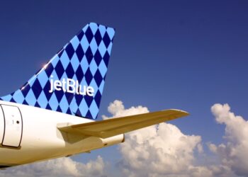 Aleta trasera de un avión de JetBlue Airways con un patrón de rombos azul y celeste y el logotipo de JetBlue.