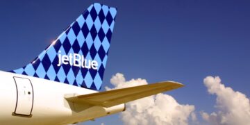 Aleta trasera de un avión de JetBlue Airways con un patrón de rombos azul y celeste y el logotipo de JetBlue.