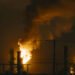 Llamas y humo se elevan desde la refinería de Chevron en El Segundo, California, el 2 de octubre de 2025.