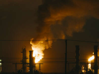 Llamas y humo se elevan desde la refinería de Chevron en El Segundo, California, el 2 de octubre de 2025.