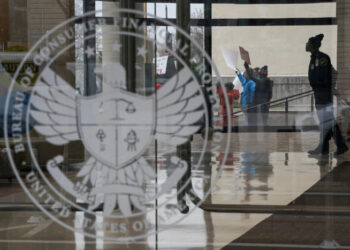 Un juez bloquea el intento de la Casa Blanca de retirar fondos a la agencia de vigilancia del consumidor