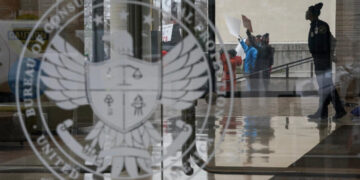 Un juez bloquea el intento de la Casa Blanca de retirar fondos a la agencia de vigilancia del consumidor