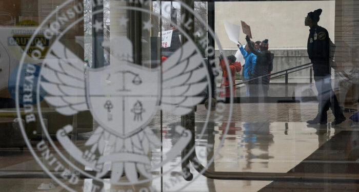 Un juez bloquea el intento de la Casa Blanca de retirar fondos a la agencia de vigilancia del consumidor