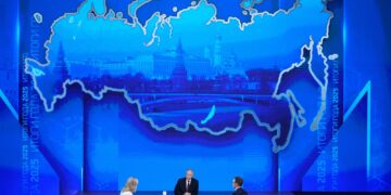 Un mapa gigante detrás de Putin revela las escalofriantes ambiciones del tirano en Ucrania mientras el tirano fanfarrón organiza su maratón anual de llamadas telefónicas