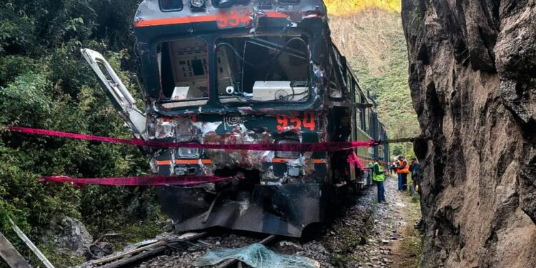 Un collage de imágenes que contiene 1 imágenes. La imagen 1 muestra un tren dañado por una colisión frontal cerca de Machu Picchu, Perú.