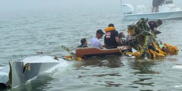 Un niño pequeño entre los cinco muertos después de que un avión de la marina que transportaba pacientes quemados se estrellara en un estuario mientras los rescatistas buscaban a uno desaparecido