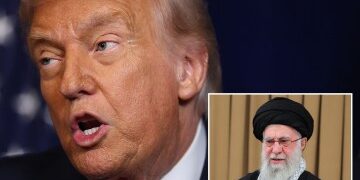 Un valiente manifestante solitario se enfrenta a los brutales policías antidisturbios de Irán en un momento al estilo de la Plaza de Tiananmen mientras aumentan los disturbios contra el régimen.