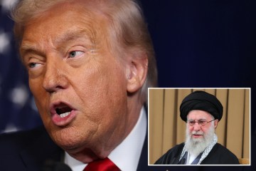 Un valiente manifestante solitario se enfrenta a los brutales policías antidisturbios de Irán en un momento al estilo de la Plaza de Tiananmen mientras aumentan los disturbios contra el régimen.