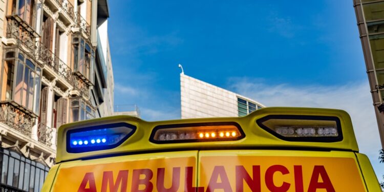 Vista trasera de las luces y sirena de una ambulancia.