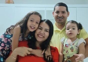 Un collage de imágenes que contiene 1 imagen. La imagen 1 muestra a toda una familia muerta en un accidente automovilístico mientras viajaba por Navidad.