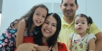 Un collage de imágenes que contiene 1 imagen. La imagen 1 muestra a toda una familia muerta en un accidente automovilístico mientras viajaba por Navidad.