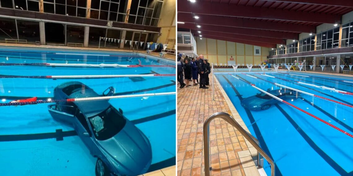 Un collage de imágenes que contiene 2 imágenes. La imagen 1 muestra un coche sumergido en una piscina municipal. La imagen 2 muestra un coche azul sumergido en una piscina con gente junto a la piscina.
