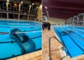 Un collage de imágenes que contiene 2 imágenes. La imagen 1 muestra un coche sumergido en una piscina municipal. La imagen 2 muestra un coche azul sumergido en una piscina con gente junto a la piscina.