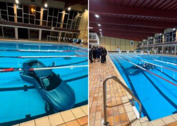 Un collage de imágenes que contiene 2 imágenes. La imagen 1 muestra un coche sumergido en una piscina municipal. La imagen 2 muestra un coche azul sumergido en una piscina con gente junto a la piscina.