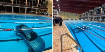 Un collage de imágenes que contiene 2 imágenes. La imagen 1 muestra un coche sumergido en una piscina municipal. La imagen 2 muestra un coche azul sumergido en una piscina con gente junto a la piscina.