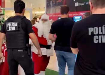 Vea el momento en que la policía arresta a 'paedo' Santa, de 67 años, en la gruta de su centro comercial después de 'abusar sexualmente de un niño'