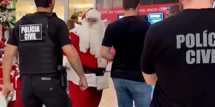 Vea el momento en que la policía arresta a 'paedo' Santa, de 67 años, en la gruta de su centro comercial después de 'abusar sexualmente de un niño'