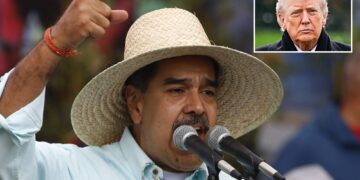 Un collage de imágenes que contiene 2 imágenes. La imagen 1 muestra que Venezuela celebra el aniversario de la Batalla de Santa Inés. La imagen 2 muestra que el presidente estadounidense Trump sale de la Casa Blanca en Washington, DC, hacia la Base de la Fuerza Aérea de Dover.