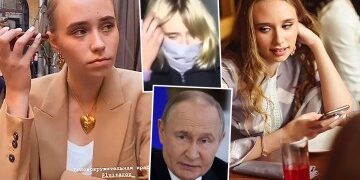 Video de terror con cámara de tablero muestra un taxi embestido repetidamente 'por un esposo enloquecido' mientras el conductor héroe lleva a la 'esposa abusada' a un lugar seguro