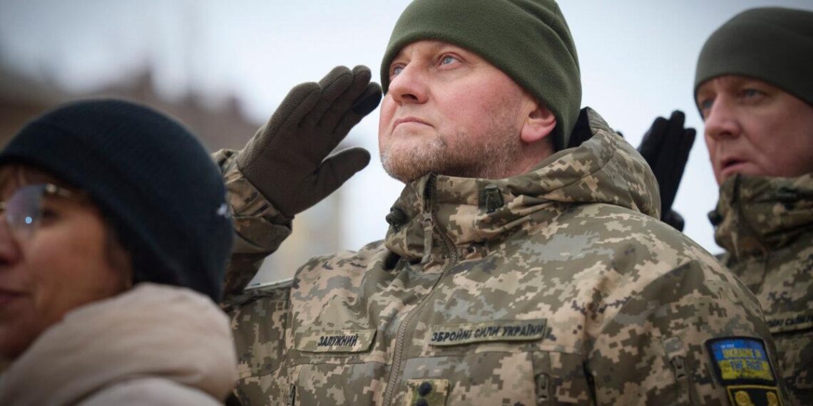 El comandante en jefe de las Fuerzas Armadas de Ucrania, Valerii Zaluzhnyi, asiste a un evento conmemorativo con motivo del primer aniversario de la guerra entre Rusia y Ucrania, en Kiev, Ucrania, el 24 de febrero de 2023. (Oficina de prensa presidencial de Ucrania vía AP)