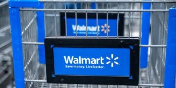 Walmart mejora sus perspectivas a medida que las ganancias en línea superan los problemas económicos