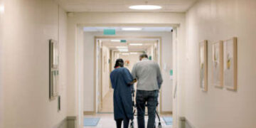 Una enfermera ayuda a una persona mayor en un asilo de ancianos