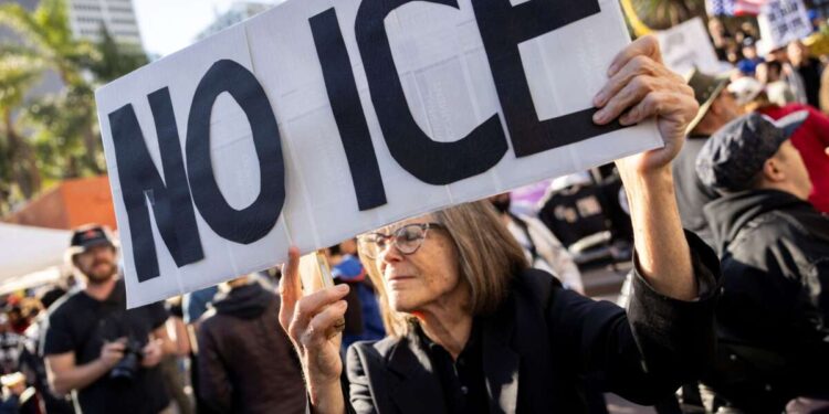 6 de cada 10 estadounidenses dicen que son escépticos ante la investigación de la Reserva Federal sobre el asesinato de Renee Good por un agente de ICE