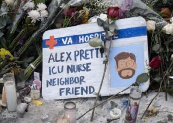 Flores, velas y un letrero hecho en casa conforman un monumento a Alex Pretti el 25 de enero de 2026 en Minneapolis, Minnesota.