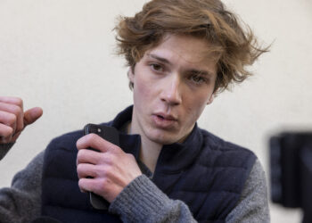 Adolescente sobreviviente del incendio de un bar en Suiza volvió corriendo hacia las llamas para salvar a las víctimas, pero encontró una tan quemada que "solo podía ver los dientes"