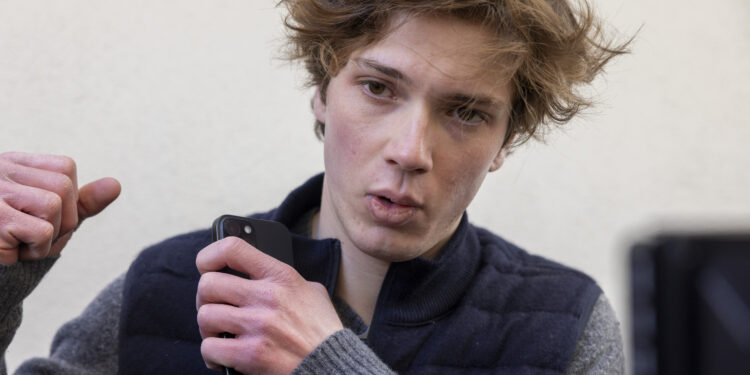 Adolescente sobreviviente del incendio de un bar en Suiza volvió corriendo hacia las llamas para salvar a las víctimas, pero encontró una tan quemada que "solo podía ver los dientes"