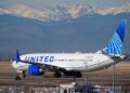 Un avión de United Airlines rueda por una pista para despegar en el Aeropuerto Internacional de Denver el 24 de diciembre de 2024. (David Zalubowski/Foto AP)