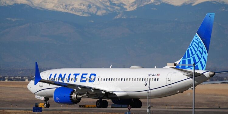 Un avión de United Airlines rueda por una pista para despegar en el Aeropuerto Internacional de Denver el 24 de diciembre de 2024. (David Zalubowski/Foto AP)