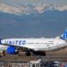 Un avión de United Airlines rueda por una pista para despegar en el Aeropuerto Internacional de Denver el 24 de diciembre de 2024. (David Zalubowski/Foto AP)