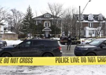 Miembros de las fuerzas del orden trabajan en la escena luego de un presunto tiroteo por parte de un agente federal durante operaciones policiales el 7 de enero de 2026 en Minneapolis, Minnesota.