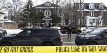 Miembros de las fuerzas del orden trabajan en la escena luego de un presunto tiroteo por parte de un agente federal durante operaciones policiales el 7 de enero de 2026 en Minneapolis, Minnesota.