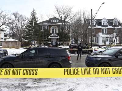 Miembros de las fuerzas del orden trabajan en la escena luego de un presunto tiroteo por parte de un agente federal durante operaciones policiales el 7 de enero de 2026 en Minneapolis, Minnesota.