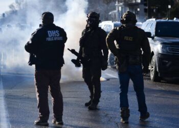 Agentes de inmigración gases lacrimógenos en el auto de una familia de Minneapolis con 6 niños adentro