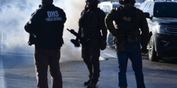 Agentes de inmigración gases lacrimógenos en el auto de una familia de Minneapolis con 6 niños adentro