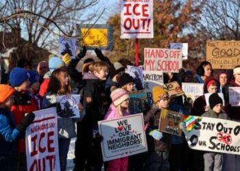 La gente guarda un minuto de silencio durante una rueda de prensa organizada por el grupo. "Familias de Minneapolis para las escuelas públicas," en Minneapolis, Minnesota, el 9 de enero de 2026.