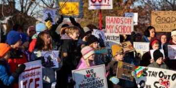 La gente guarda un minuto de silencio durante una rueda de prensa organizada por el grupo. "Familias de Minneapolis para las escuelas públicas," en Minneapolis, Minnesota, el 9 de enero de 2026.