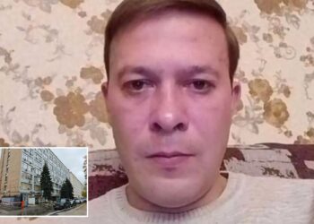 Un collage de imágenes que contiene 2 imágenes. La imagen 1 muestra a Alexei Belyaev, uno de los principales censores de Internet de Putin, encargado de bloquear sitios web no deseados y ralentizar plataformas como Twitter y YouTube en Rusia, fue asesinado a puñaladas en su bloque de oficinas fuertemente custodiado a minutos del Kremlin por un escolar de 16 años. La imagen 2 muestra la escena del apuñalamiento fatal, la sede de Roskomnadzor en Moscú, la agencia responsable de un reciente aumento en la represión del régimen de Putin: bloqueo de sitios web. estrangular el tráfico de Internet y aplicar la censura en línea en toda Rusia