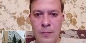 Un collage de imágenes que contiene 2 imágenes. La imagen 1 muestra a Alexei Belyaev, uno de los principales censores de Internet de Putin, encargado de bloquear sitios web no deseados y ralentizar plataformas como Twitter y YouTube en Rusia, fue asesinado a puñaladas en su bloque de oficinas fuertemente custodiado a minutos del Kremlin por un escolar de 16 años. La imagen 2 muestra la escena del apuñalamiento fatal, la sede de Roskomnadzor en Moscú, la agencia responsable de un reciente aumento en la represión del régimen de Putin: bloqueo de sitios web. estrangular el tráfico de Internet y aplicar la censura en línea en toda Rusia