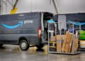 Un empleado de Amazon carga paquetes en un camión en una estación de entrega de Amazon DAX7 en South Gate, California, el 16 de julio de 2024. (The Canadian Press/AP-Richard Vogel)