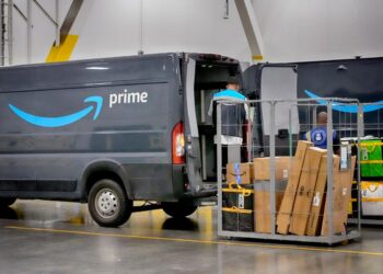 Un empleado de Amazon carga paquetes en un camión en una estación de entrega de Amazon DAX7 en South Gate, California, el 16 de julio de 2024. (The Canadian Press/AP-Richard Vogel)