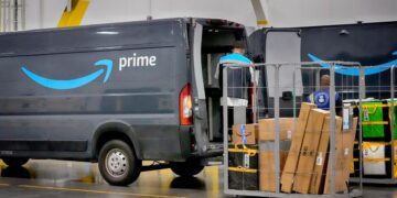 Un empleado de Amazon carga paquetes en un camión en una estación de entrega de Amazon DAX7 en South Gate, California, el 16 de julio de 2024. (The Canadian Press/AP-Richard Vogel)