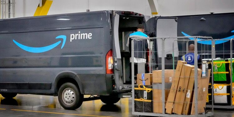 Un empleado de Amazon carga paquetes en un camión en una estación de entrega de Amazon DAX7 en South Gate, California, el 16 de julio de 2024. (The Canadian Press/AP-Richard Vogel)