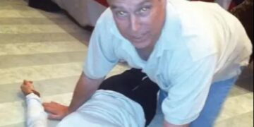 Andrew, avergonzado, es visto agachado sobre una mujer en el suelo en nuevas fotos inquietantes del último archivo de Epstein